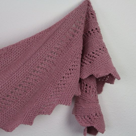 Strickanleitung Drachenschwanz-Soft Drift – asymmetrisches, halbrundes Tuch