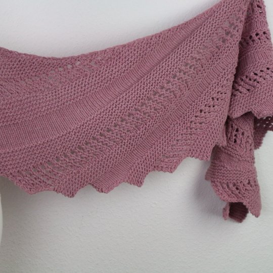 Strickanleitung Drachenschwanz-Soft Drift – asymmetrisches, halbrundes Tuch