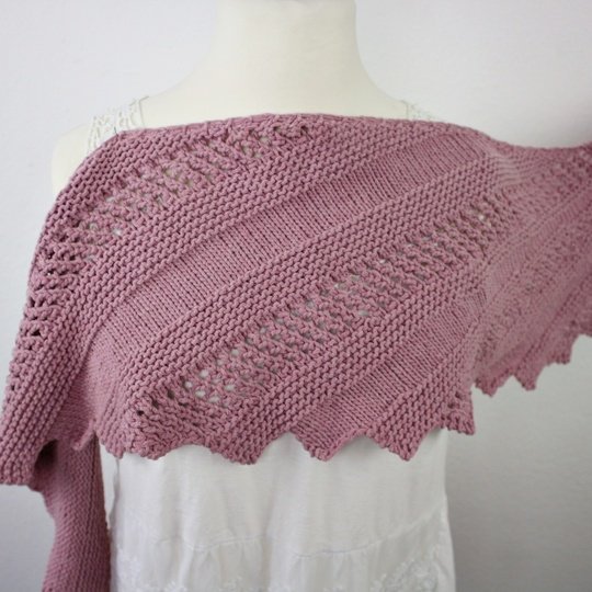 Strickanleitung Drachenschwanz-Soft Drift – asymmetrisches, halbrundes Tuch