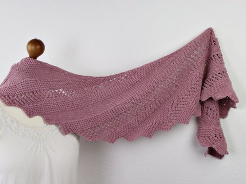 Strickanleitung Drachenschwanz-Soft Drift – asymmetrisches, halbrundes Tuch