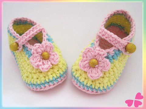 Häkelanleitung: Babyschuhe mit Blume (Frühchen bis 1 Jahr)