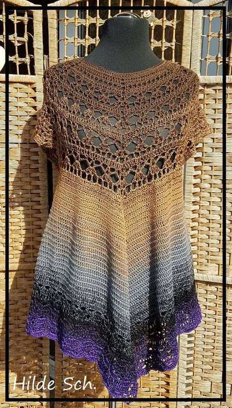 Gehäkeltes Damenshirt in Braun, Grau und Violett mit Spitzenmuster am Oberteil auf schwarzer Schaufensterpuppe