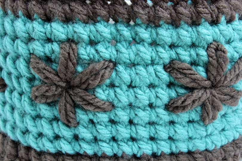 Häkelanleitung Utensilo Korb mit aufgestickten Blumen