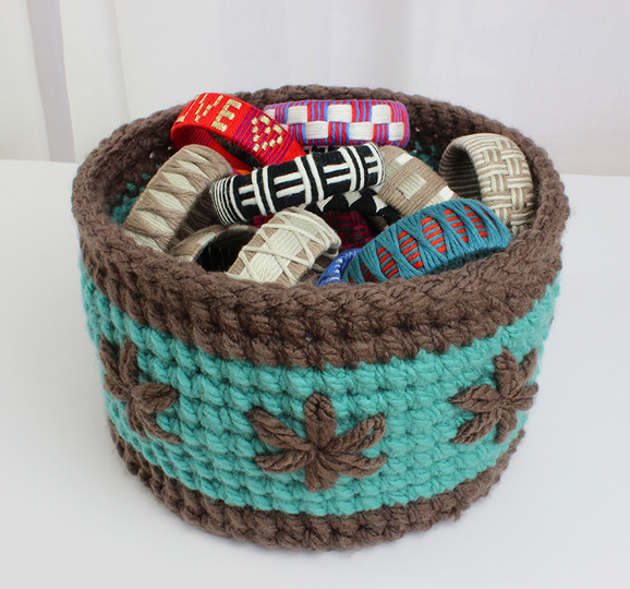 Häkelanleitung Utensilo Korb mit aufgestickten Blumen