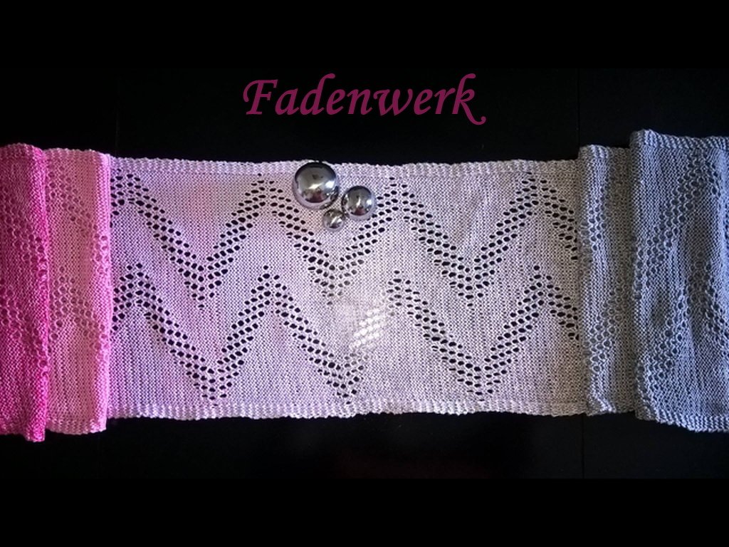 Gestrickter Schal mit Farbverlauf von Pink zu Grau, Zickzack‑Lochmuster und drei silbernen Kugeln