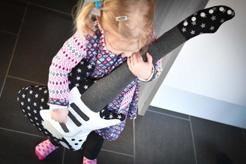 Nähgitarre ~ Gitarre nähen ~ Schnittmuster und Nähanleitung