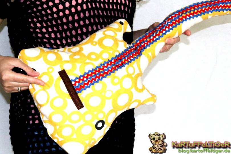 Nähgitarre ~ Gitarre nähen ~ Schnittmuster und Nähanleitung