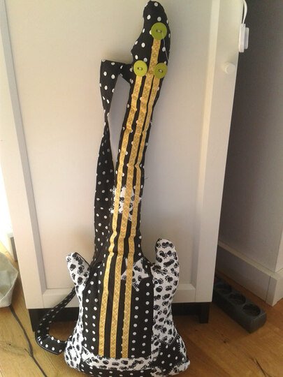 Nähgitarre ~ Gitarre nähen ~ Schnittmuster und Nähanleitung