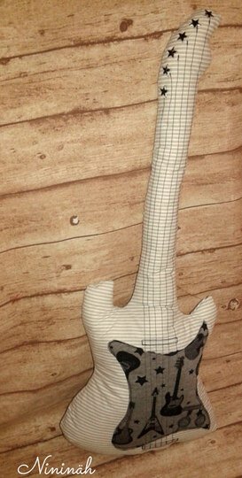 Nähgitarre ~ Gitarre nähen ~ Schnittmuster und Nähanleitung