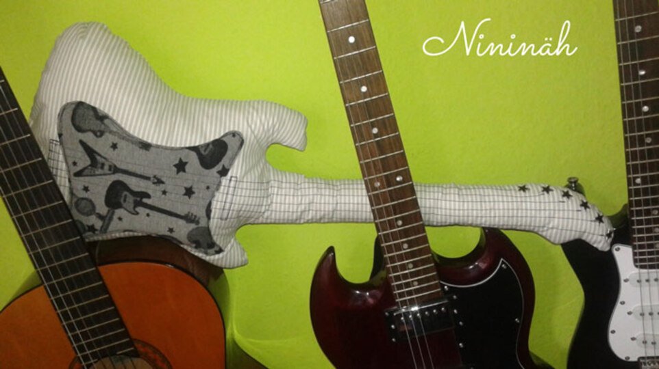 Nähgitarre ~ Gitarre nähen ~ Schnittmuster und Nähanleitung