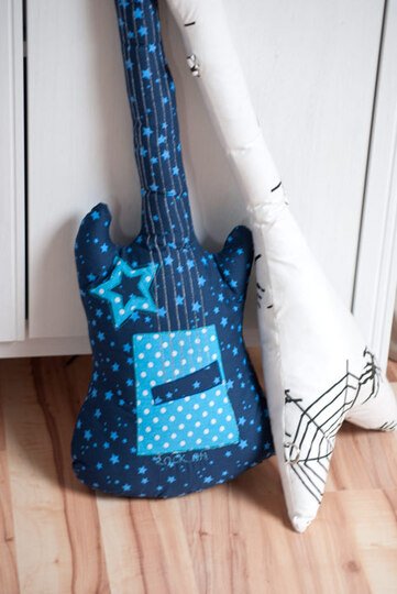 Nähgitarre ~ Gitarre nähen ~ Schnittmuster und Nähanleitung