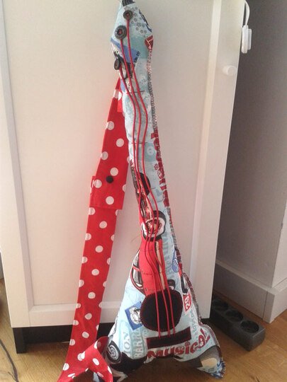 Nähgitarre ~ Gitarre nähen ~ Schnittmuster und Nähanleitung