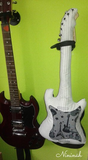 Nähgitarre ~ Gitarre nähen ~ Schnittmuster und Nähanleitung