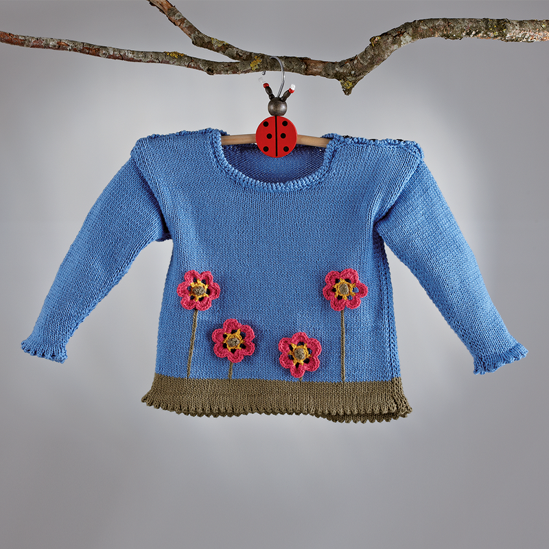 Blaue gestrickte Kinder-Tunika mit Rundhalsausschnitt, olivgrünem gezacktem Saum und pinken Häkelblumen
