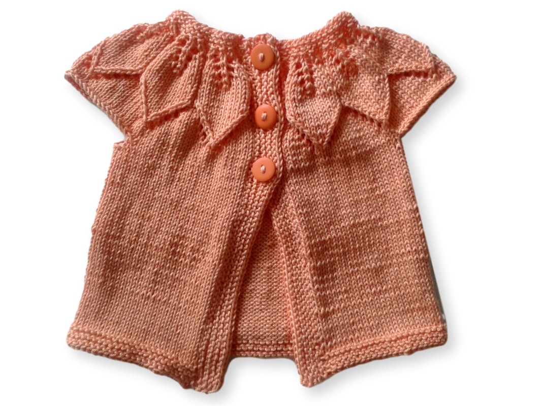 Pfirsichfarbenes kurzärmeliges Babyjäckchen mit Blattmuster und drei Knöpfen
