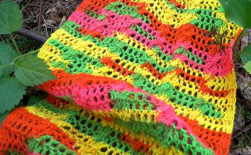 Häkelanleitung für Zopfmusterschal aus Sockenwolle "Fluorescence"