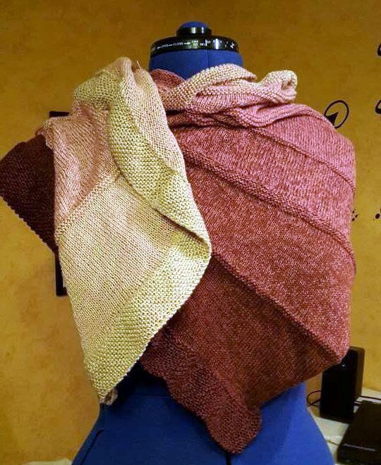 Dreieckstuch in Gelb, Rosa und Braun auf Schneiderpuppe, kraus rechts gestrickt