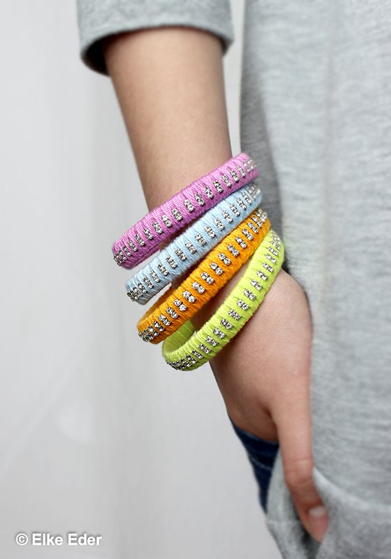 Bastelanleitung Armreif aus Wolle und PET-Flaschen mit Glitzersteinen- modern, bunt und lässig