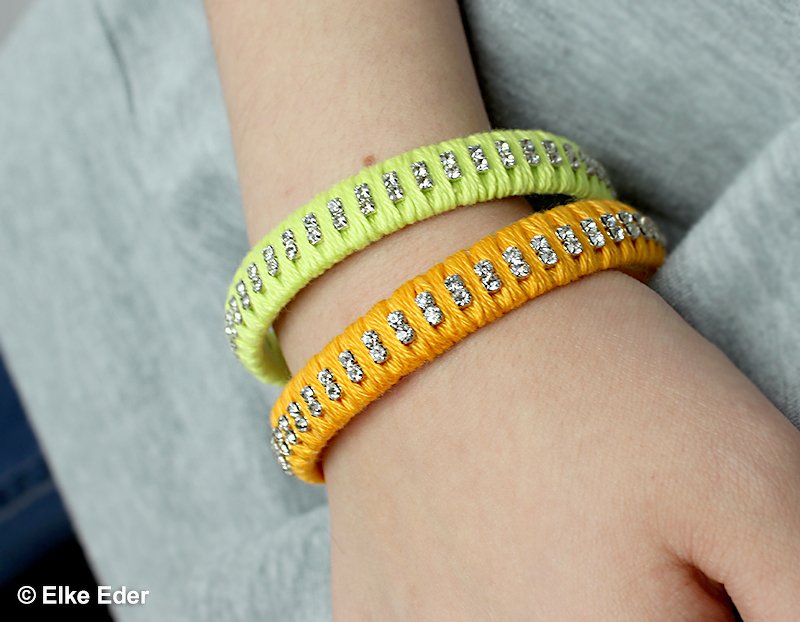 Bastelanleitung Armreif aus Wolle und PET-Flaschen mit Glitzersteinen- modern, bunt und lässig