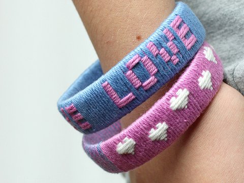 Bastelanleitung Armreif aus Wolle und PET-Flaschen mit Herzen - modern und lässig