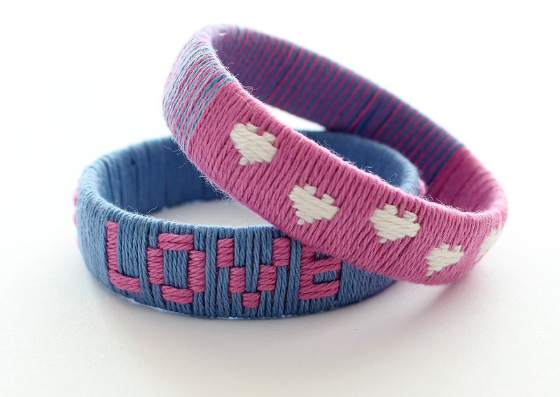 Bastelanleitung Armreif aus Wolle und PET-Flaschen mit Herzen - modern und lässig - Bild 4