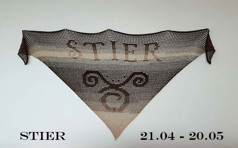 Gehäkeltes Dreieckstuch in Brauntönen mit dem Schriftzug STIER und Sternzeichen-Symbol