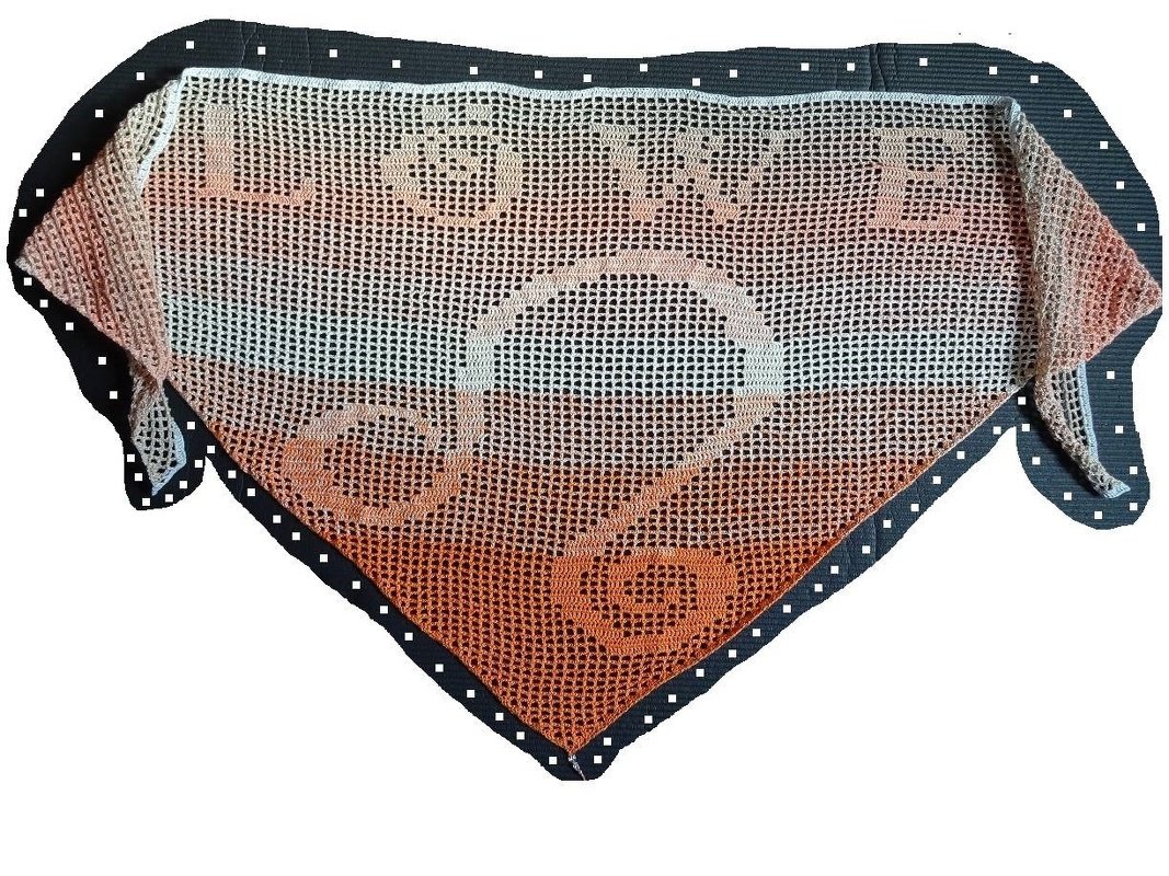 Dreieckiges gehäkeltes Tuch im Filetmuster mit Herzmotiv und Schriftzug LOVE, Farbverlauf creme bis orange