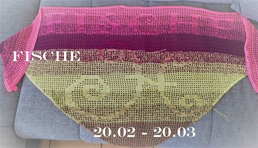 Dreieckiges gehäkeltes Tuch mit Fische‑Motiv und Farbverlauf