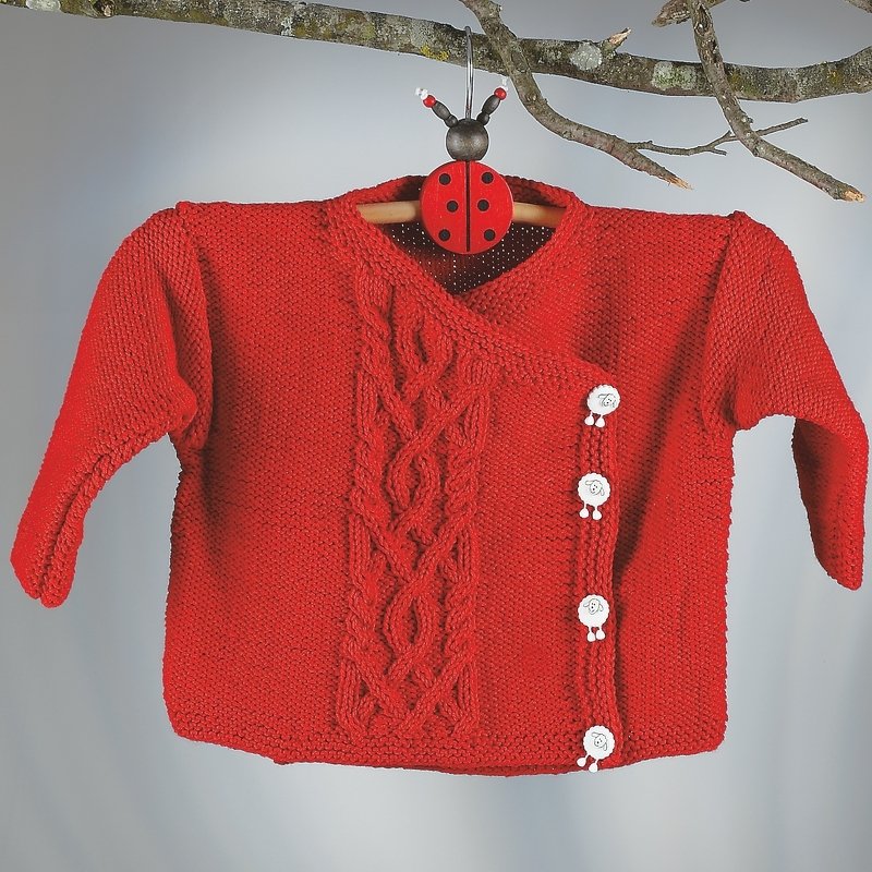 Rote gestrickte Babyjacke mit mittigem Zopfmuster, seitlicher Knopfleiste und Schäfchenknöpfen