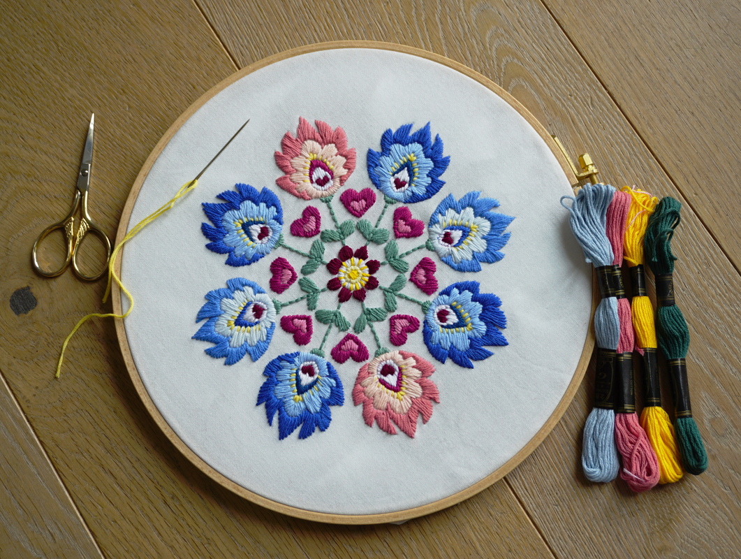 Stickmuster und Anleitung "Herzblumen-Kranz"