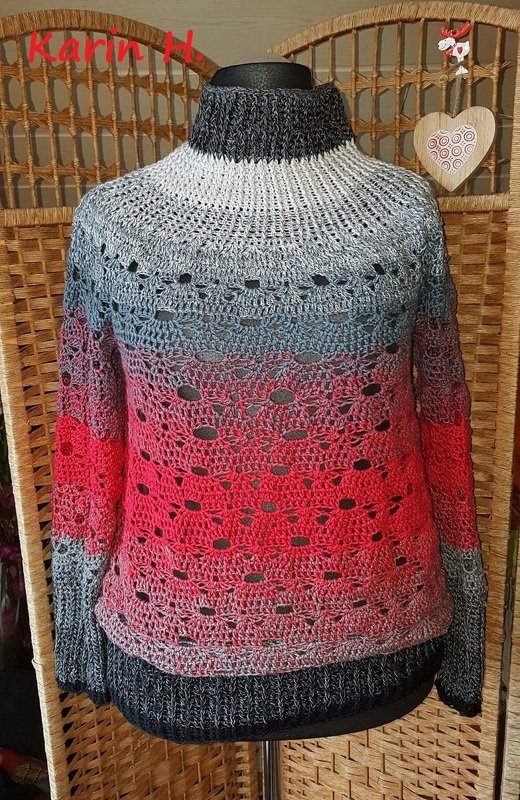 Gehäkelter Damenpullover mit Lochmuster, mehrfarbigem Farbverlauf und geripptem Rollkragen auf Schaufensterpuppe