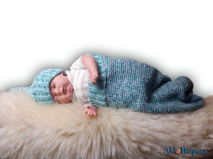 Babypuck oder Babyschlafsack und Mützchen, gehäkelt mit angestricktem Bund