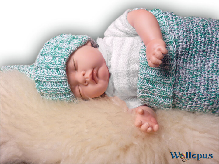 Babypuck oder Babyschlafsack und Mützchen, gehäkelt mit angestricktem Bund