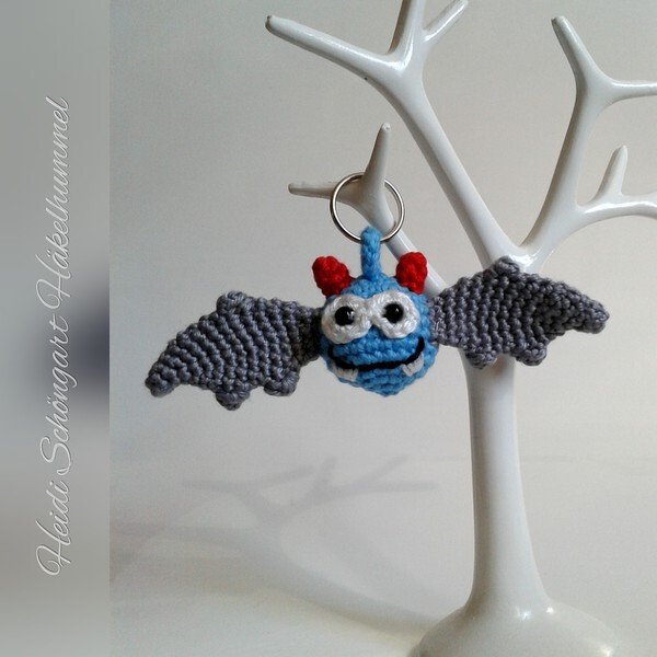 Gehäkelter Fledermaus-Schlüsselanhänger mit blauem Körper, roten Ohren und grauen Flügeln