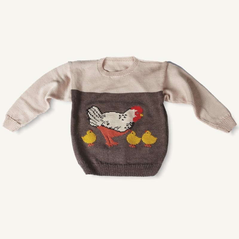 Beiger und brauner gestrickter Kinderpullover mit eingestrickter Henne und drei gelben Küken