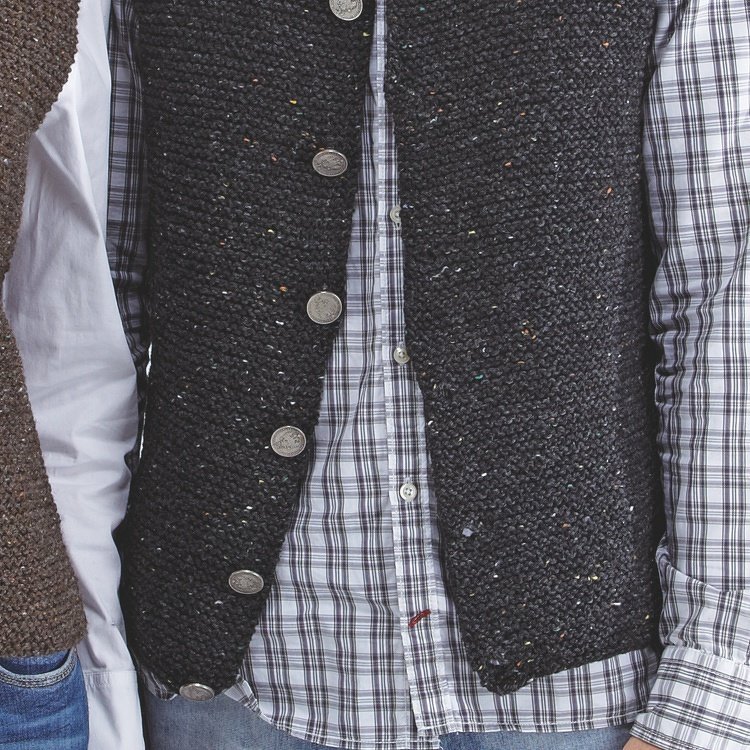 Dunkel melierte gestrickte Herrenweste mit Metallknöpfen über kariertem Hemd