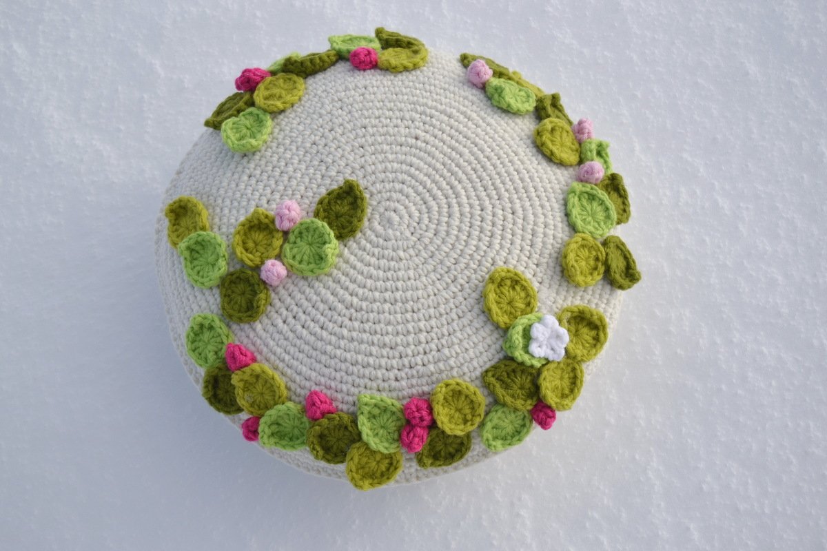 - DORNRÖSCHEN - Kissen mit Blätterdeko, tolles Deko Highlight, Mädchenkissen - Bild 2