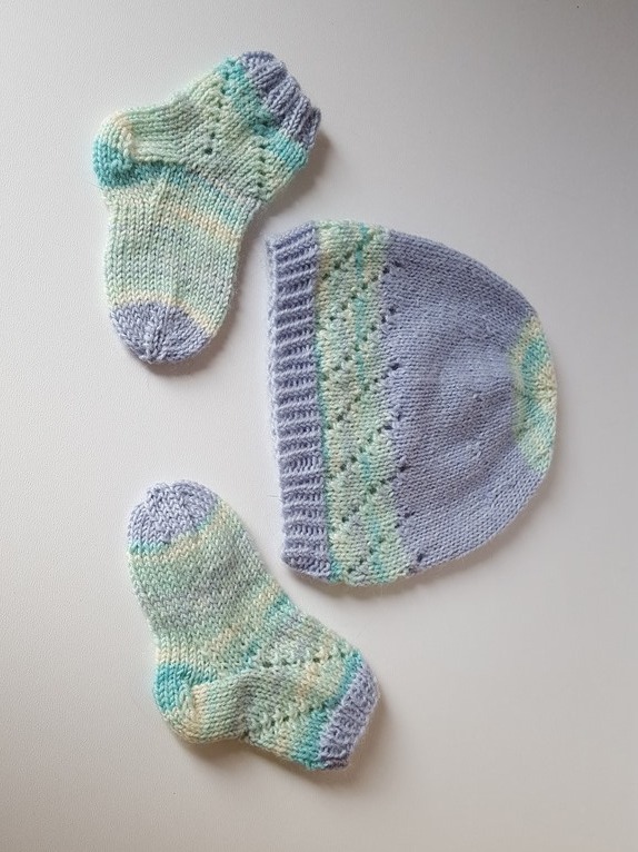 Strickanleitung Baby-Set, Baby-Söckchen und Babymütze mit Lochmuster, ca. 2 - 6 Monate - Bild 13