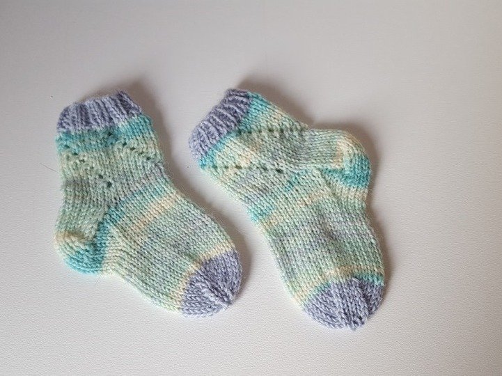 Strickanleitung Baby-Set, Baby-Söckchen und Babymütze mit Lochmuster, ca. 2 - 6 Monate