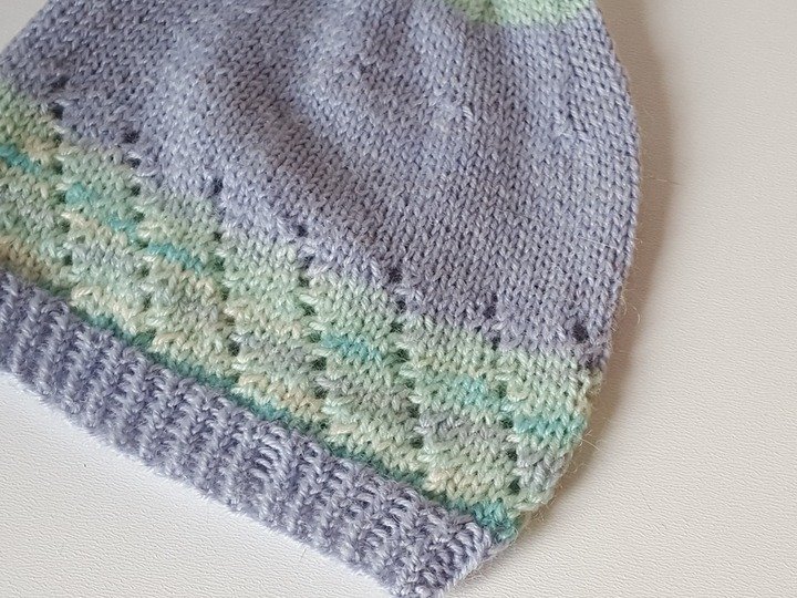 Strickanleitung Baby-Set, Baby-Söckchen und Babymütze mit Lochmuster, ca. 2 - 6 Monate