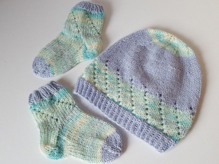 Strickanleitung Baby-Set, Baby-Söckchen und Babymütze mit Lochmuster, ca. 2 - 6 Monate
