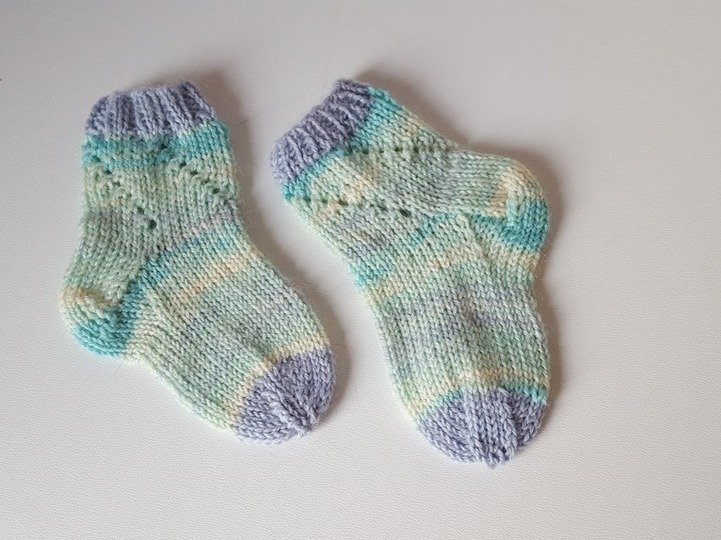 Strickanleitung Baby-Set, Baby-Söckchen und Babymütze mit Lochmuster, ca. 2 - 6 Monate