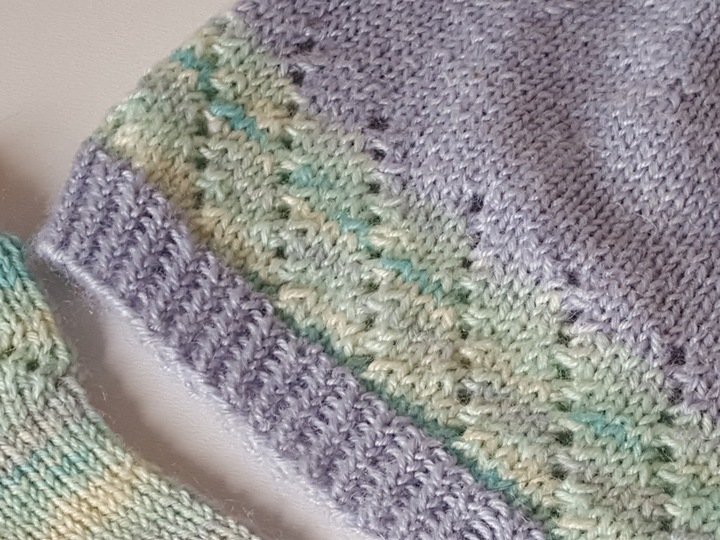 Strickanleitung Baby-Set, Baby-Söckchen und Babymütze mit Lochmuster, ca. 2 - 6 Monate