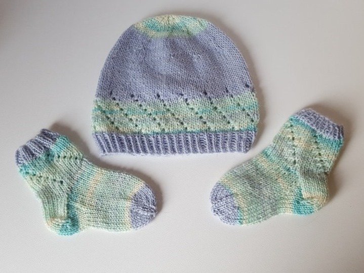 Strickanleitung Baby-Set, Baby-Söckchen und Babymütze mit Lochmuster, ca. 2 - 6 Monate