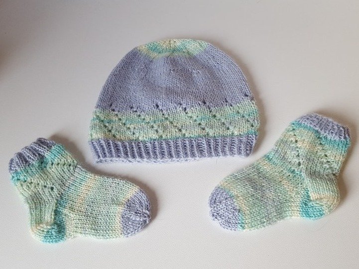 Strickanleitung Baby-Set, Baby-Söckchen und Babymütze mit Lochmuster, ca. 2 - 6 Monate