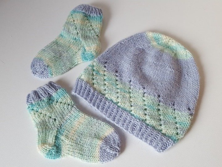 Strickanleitung Baby-Set, Baby-Söckchen und Babymütze mit Lochmuster, ca. 2 - 6 Monate