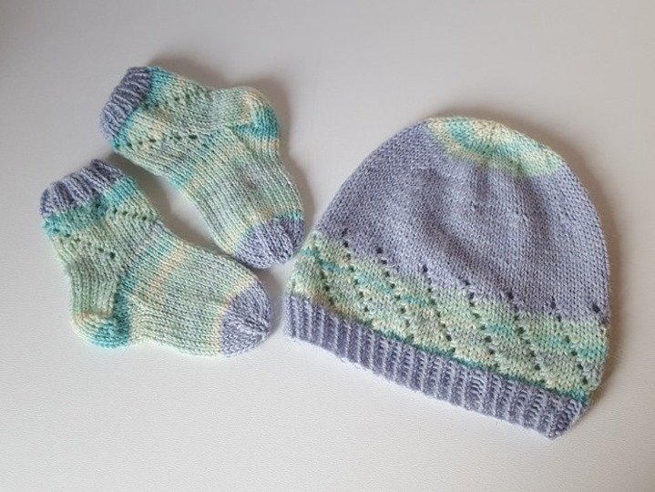 Strickanleitung Baby-Set, Baby-Söckchen und Babymütze mit Lochmuster, ca. 2 - 6 Monate