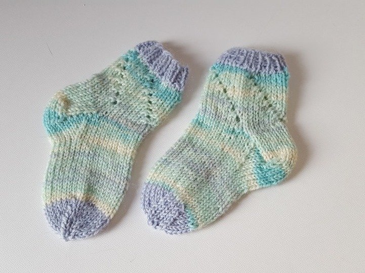 Strickanleitung Baby-Set, Baby-Söckchen und Babymütze mit Lochmuster, ca. 2 - 6 Monate