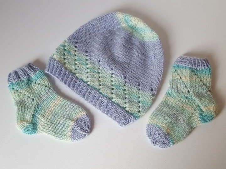 Strickanleitung Baby-Set, Baby-Söckchen und Babymütze mit Lochmuster, ca. 2 - 6 Monate