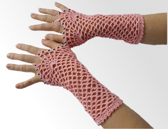 Fingerlose rosa gehäkelte Armstulpen mit Netzmuster und Perlenrand an zwei Händen